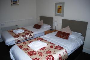 A bed or beds in a room at The Ardyne Guest House 
