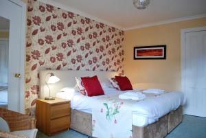 A bed or beds in a room at The Ardyne Guest House 