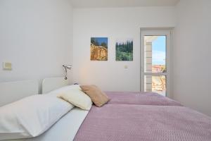 Postel nebo postele na pokoji v ubytování Hedera Estate, Hedera A39