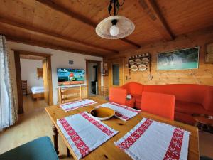 een woonkamer met een tafel en een bank bij Haus Bergleiten in Alpbach
