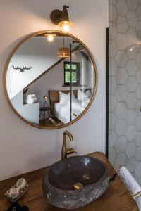 Teufenbach的住宿－steiRerBLiCke- Chalet Hochgrailblick，浴室在镜子前设有石制水槽