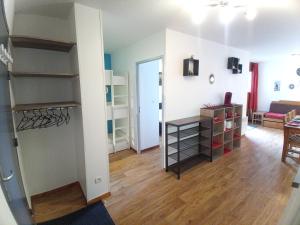 a living room with wooden floors and a room with shelves at Au bon endroit N2 - Appartement 2 pièces 7 personnes - proche pistes - Belle vue in Orcières