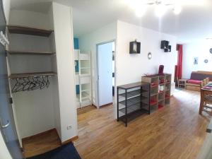 ein Wohnzimmer mit Holzböden und ein Zimmer mit Regalen in der Unterkunft Au bon endroit N2 - Appartement 2 pièces 7 personnes - proche pistes - Belle vue in Orcières