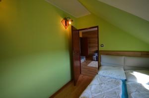 Postel nebo postele na pokoji v ubytování Pod Modrzewiem Mieszkania wakacyjne