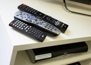 ミルトン・キーンズにあるShortstayMK Campbell Park serviced houses, with free superfast wi-fi, parking, Sky sports and moviesの三台のリモコン