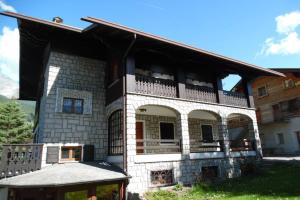 a large house with a balcony on top of it at Bilocale a 1 minuto dalle piste da sci di Bormio in Bormio