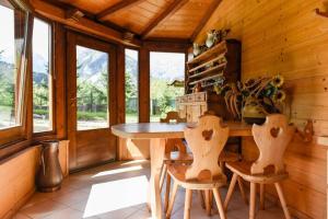 comedor con mesa y sillas en una cabaña en Bilocale a 1 minuto dalle piste da sci di Bormio, en Bormio
