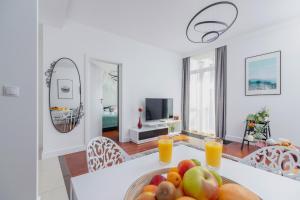a living room with a table with fruit on it at Apartment Łobzowska Cracow by Noclegi Renters in Kraków