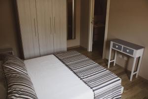 A bed or beds in a room at VILLA "Lago Blu" vista lago di Bracciano, con vasca idromassaggio esterna