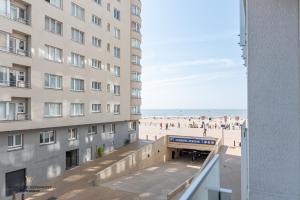 uma vista para a praia a partir da varanda de um edifício em Hélène, appartement vlakbij het strand em Oostende