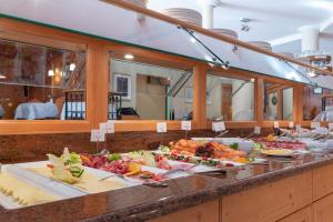 Makanan di atau berdekatan hotel
