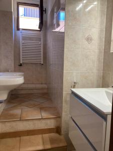 een badkamer met een wastafel en een toilet bij Casa Ilaria in Porto Santo Stefano