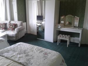 1 dormitorio con 1 cama y sala de estar en Capital Guest House en Edimburgo