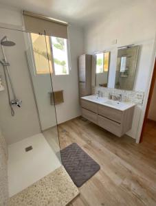 een badkamer met een douche, een wastafel en een spiegel bij NJOYLIFE APARTMENT in Adeje