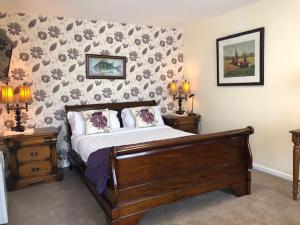 Uma cama ou camas num quarto em Crystal Springs B&B