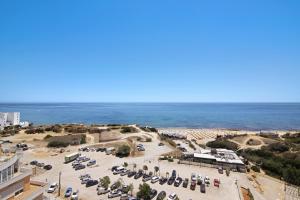 uma vista aérea de um parque de estacionamento junto ao oceano em Torre Sol 1004 - Vista Mar em Armação de Pêra