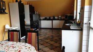 Kuchyň nebo kuchyňský kout v ubytování Ilona apartmanok