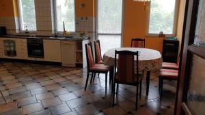 Kuchyň nebo kuchyňský kout v ubytování Ilona apartmanok