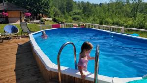 Piscina a Neitsijärve majutus o a prop
