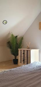 Ένα ή περισσότερα κρεβάτια σε δωμάτιο στο Jacuzzi, Hot Tub, and Sauna Retreat near Hévíz