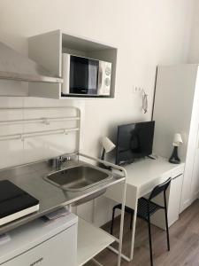 Kuchyň nebo kuchyňský kout v ubytování Omega Apartments Budapest