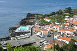 una vista aérea de una ciudad con el océano en Casa da Abrótea, en Lajes do Pico