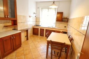 a kitchen with a table and a table and a window at La Pulce Salata in Levanto