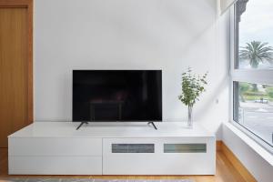 TV at/o entertainment center sa Eder 1 by FeelFree Rentals