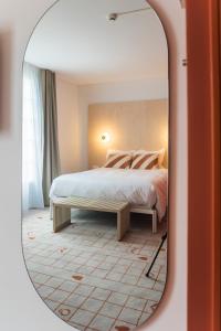 Postel nebo postele na pokoji v ubytování Hôtel-Spa Ô Rouge - Gevrey-Chambertin - Teritoria