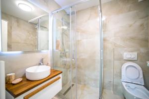 Sun Square Apartments tesisinde bir banyo