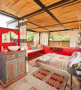 Casa Amberes في هوندا: غرفة نوم بسرير ومغسلة في غرفة