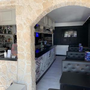 une cuisine avec un bar et un mur en pierre dans l'établissement La Locomotive, à Issoudun