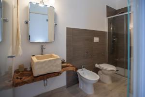 A bathroom at B&B Don Alessandro