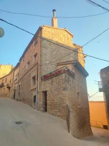 un edificio de ladrillo con un cartel en el costado en Casa Garí, en Horta de Sant Joan