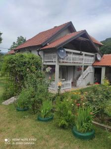 una casa con un jardín delante de ella en Kuca Drinska dolina, en Bajina Bašta