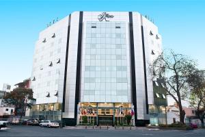 un grande edificio bianco con un cartello sopra di Hotel Jose Antonio a Lima