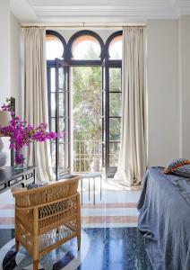 - une chambre avec un lit et une grande fenêtre dans l'établissement Soho Boutique Castillo de Santa Catalina - Adults Recommended, à Malaga