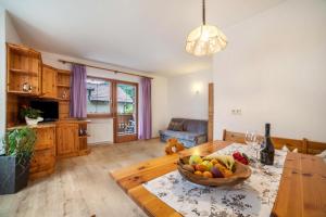 uma sala de estar com uma mesa com uma taça de fruta em Sonnenparadies Apartement 1 em Saltusio