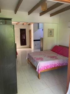 una camera da letto con un letto grande in una stanza di Hostal Casaluna San Andres a San Andrés Altre 80 foto