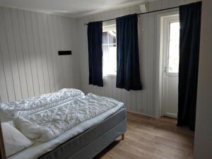 Tempat tidur dalam kamar di Hogstul Hytter - Knatten - 3 Bedroom Cottage