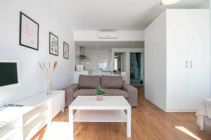 Apartamentos Casa Yoli en Maro في مارو: غرفة معيشة مع أريكة وطاولة