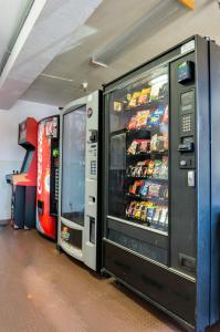 una máquina de refrescos en una tienda con bebidas en ella en Heritage Inn La Mesa, en La Mesa