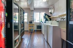 cocina con encimera y lavabo en una habitación en Heritage Inn La Mesa, en La Mesa