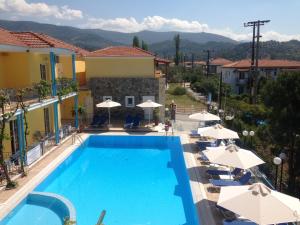 Uitzicht op het zwembad bij Anaxos Hotel of in de buurt