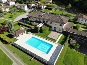 una vista aérea de una casa con piscina en Hotel Merloni, en Grandola ed Uniti