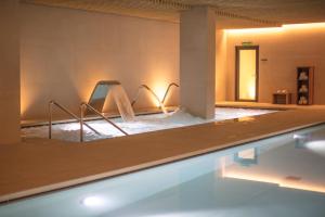 בריכת השחייה שנמצאת ב-Hotel Arima & Spa - Small Luxury Hotels או באזור