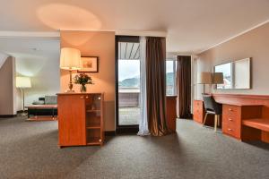 TV a/nebo společenská místnost v ubytování Hotel Quellenhof + 37 fotografií