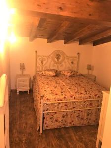 een slaapkamer met een groot bed en een houten plafond bij Casa D'Aldeia in Aldeia da Mata