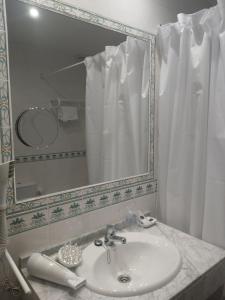 A bathroom at Hotel Rural El Otero