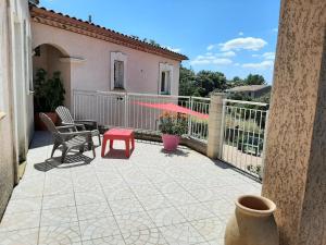 un patio con tavolo e sedie sul balcone. di Villa au calme dans un pittoresque petit village a Montpezat